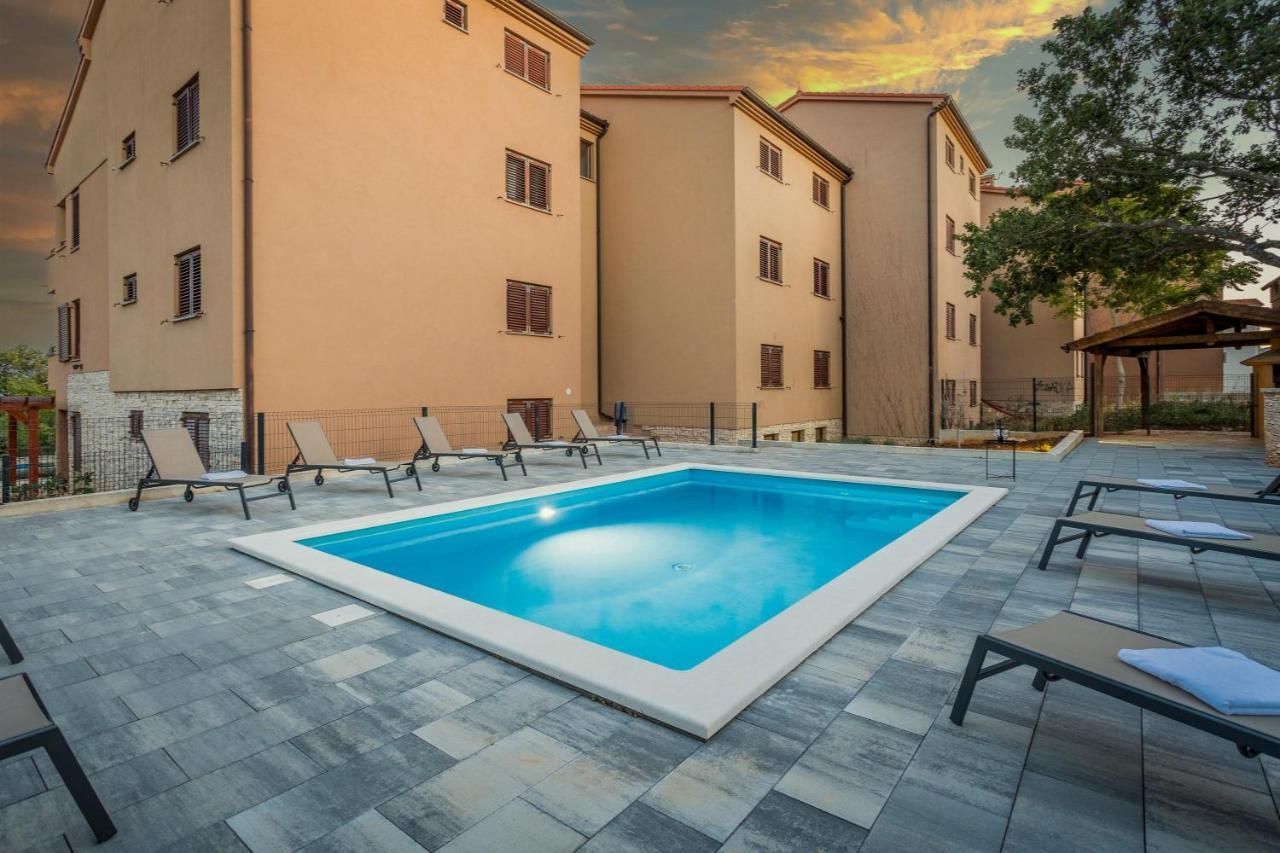 Apartments Cesare With Shared Pool Ližnjan Exteriér fotografie