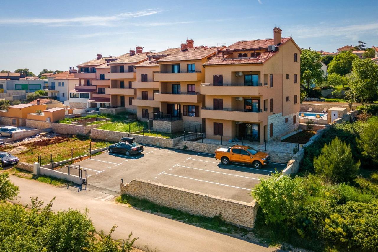 Apartments Cesare With Shared Pool Ližnjan Exteriér fotografie